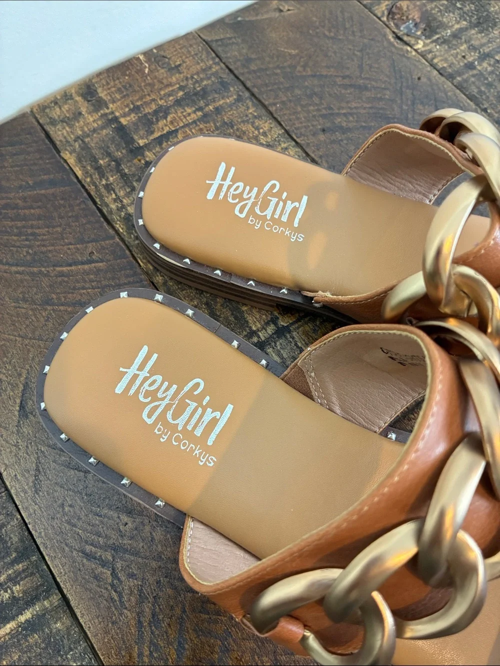 NWoT Hey Girl Corky’s Women’s 9 Tan Slide Sandals Chunky Gold Chain Studs Flat